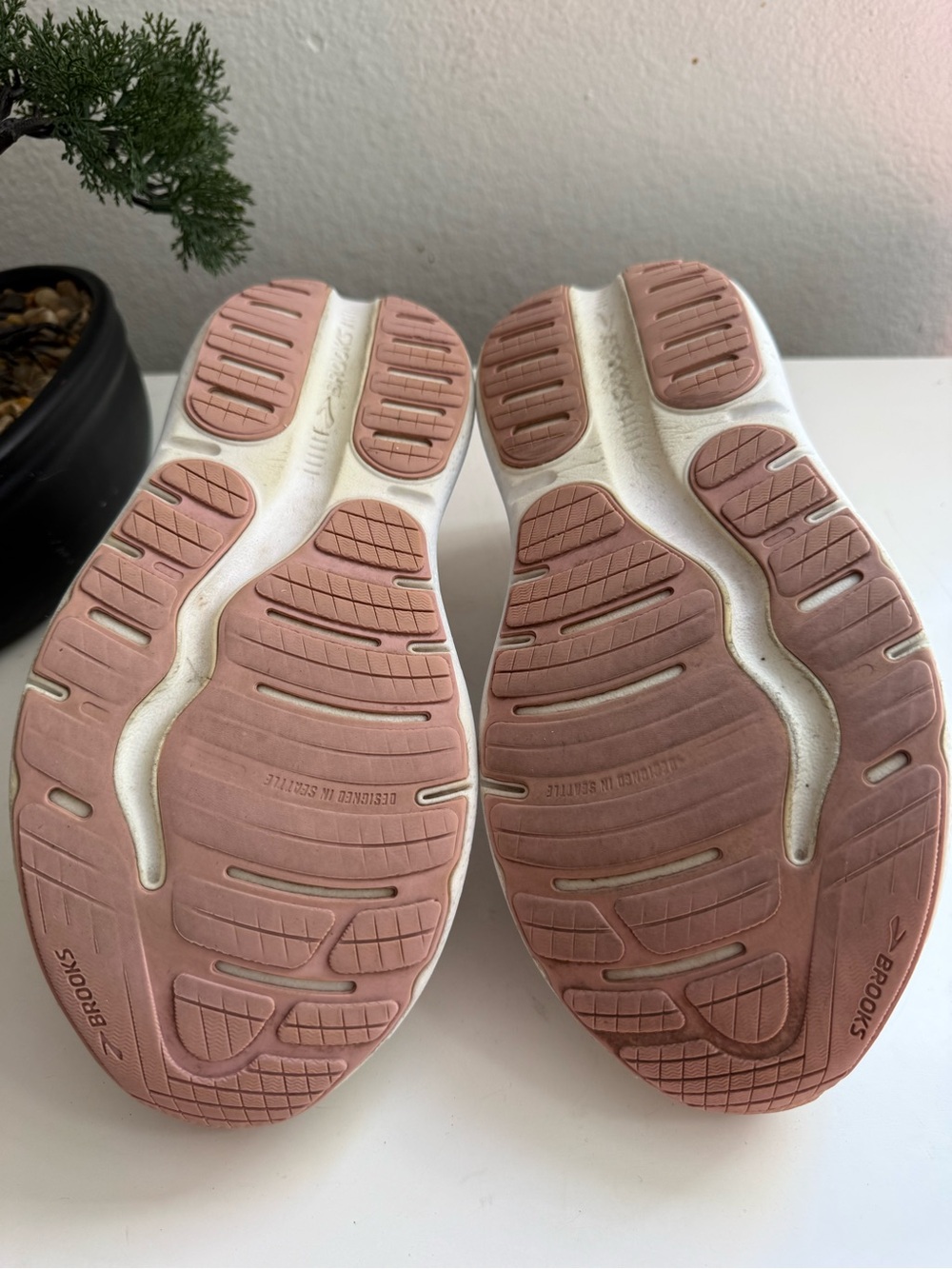 Brooks Ghost max Women size 8.5 Running Shoes — Cream with Light Pink Accents - Picture 7 of 8
